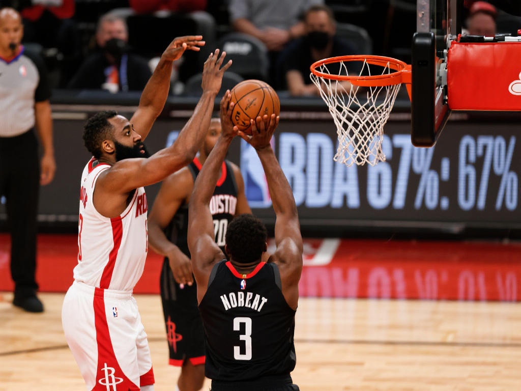 生命线!火箭罚球命中率超70%三战全胜奠胜局 根据NBA官方数据统计,整个联盟当季系列